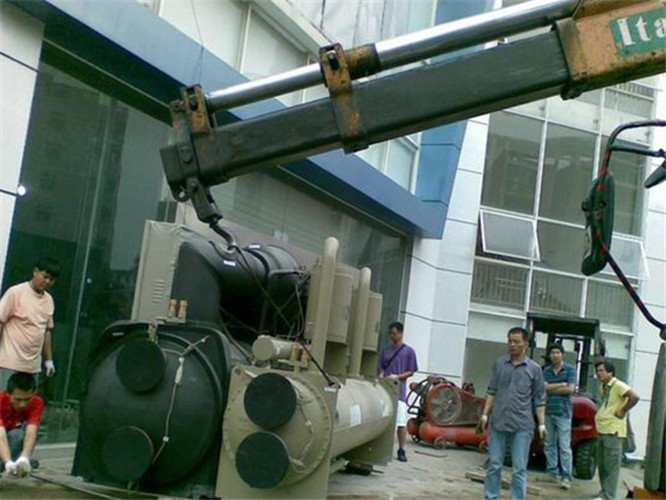 林甸县随车吊和汽车吊的核心区别是什么？哪种更省钱？